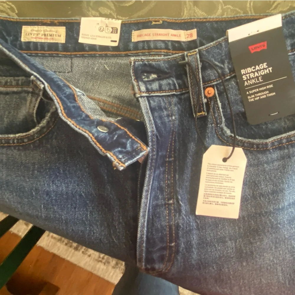 NWT Levi’s Ribcage High-Rise Jeans – Women’s New With Tags - Picture 3 of 5